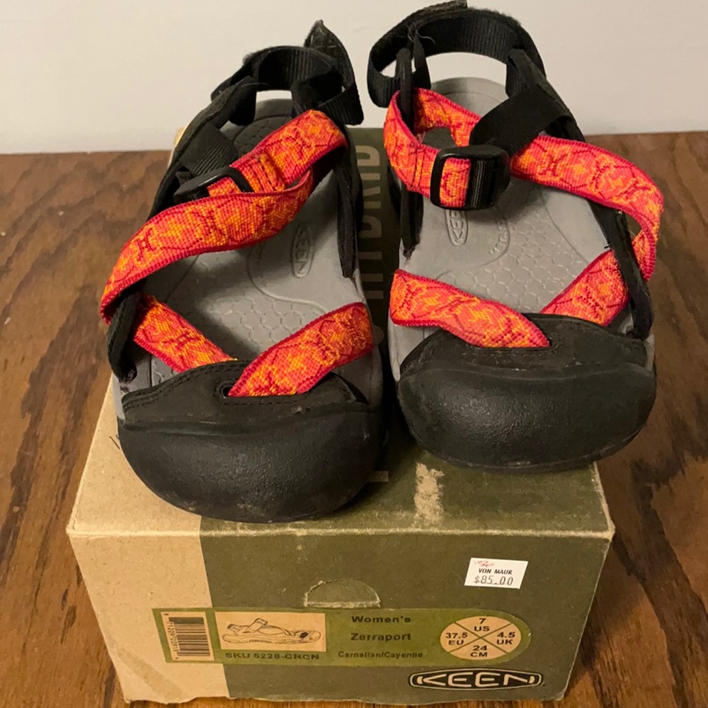EUC Keen 7 sandals